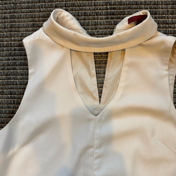 White Sleeveless Cut Out Mandarin Collar Blouse - Picture 2 of 4